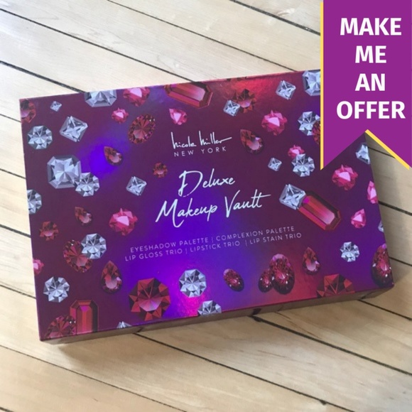 Nicole Miller Other - Nicole Miller Deluxe Makeup Vault Kit